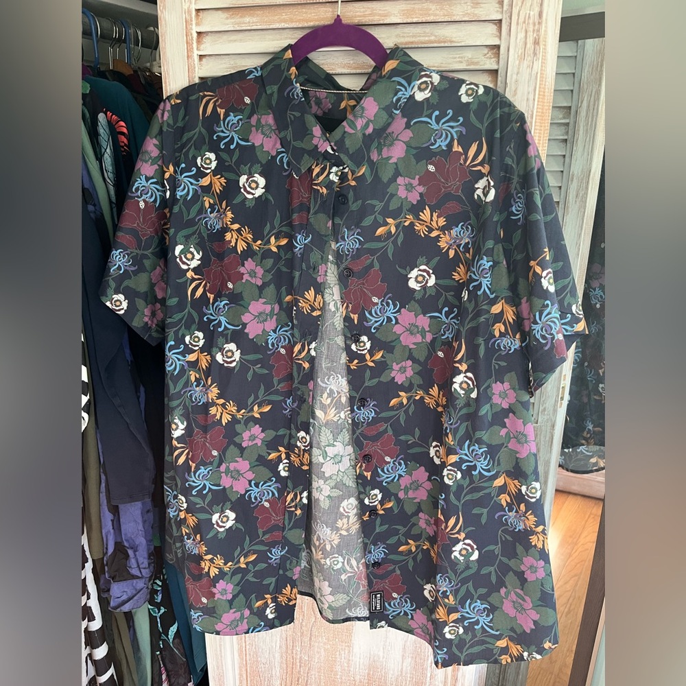 Wildfang Essential Buttonup in Wildflower Navy, size 2X